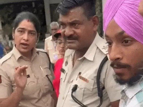 ਹਰਿਆਣਾ ‘ਚ CET ਪ੍ਰੀਖਿਆ ਦੀ ਦੂਜੀ ਸ਼ਿਫਟ ‘ਚ ਸਿੱਖ ਨੌਜਵਾਨ ਨੂੰ ਕੜਾ ਪਾ ਕੇ ਦਾਖਲ ਹੋਣ ਤੋਂ ਰੋਕਣ ਮਗਰੋਂ ਹੰਗਾਮਾ, ਗੁਰਦੁਆਰਾ ਪ੍ਰਧਾਨ ਨੇ ਜਤਾਇਆ ਇਤਰਾਜ