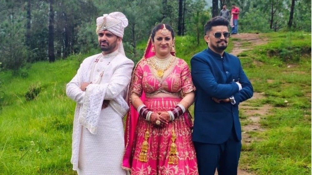लोग निभा रहे सदियों पुरानी परंपरा, हिमाचल में हुई अनोखी शादी की हर तरफ चर्चा, दो दुलहों की एक दुलहन