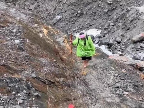 हिमाचल की ईशानी ने नंगे पांव बिना थके-हारे पूरी की 70 किलोमीटर की श्रीखंड यात्रा, न हुआ ठंड का एहसास, न आई कोई परेशानी