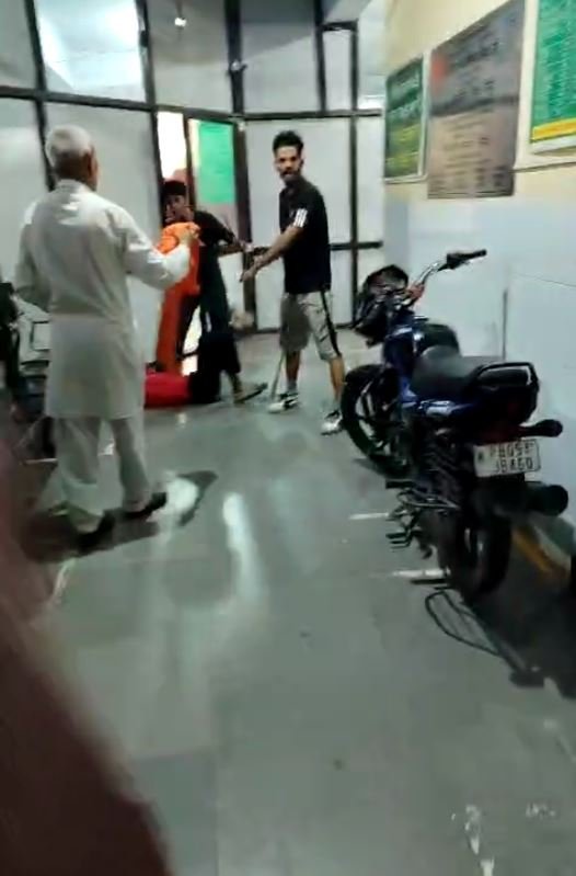 ਸਿਵਲ ਹਸਪਤਾਲ ‘ਚ ਗੁੰਡਾਗਰਦੀ ਦੀ ਨੰਗਾ ਨਾਚ ਆਇਆ ਸਾਹਮਣੇ, ਬਦਮਾਸ਼ਾਂ ਨੇ ਦੋ ਨੌਜਵਾਨ ਬੁਰੀ ਤਰਾਂ ਕੀਤੇ ਫੱਟੜ