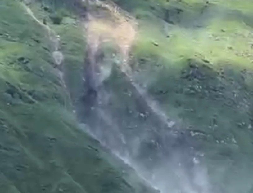 हिमाचल में भारी बारिश से तबाही जारी, सैंज घाटी में भूस्खलन के कारण डरे लोगों ने रातोंरात छोड़े अपने घर