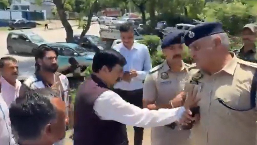 हिमाचल कांग्रेस के पूर्व विधायक बंबर ठाकुर की ASP के साथ धक्का-मुक्की की वीड़ियो वायरल, देने जा रहे थे धरना