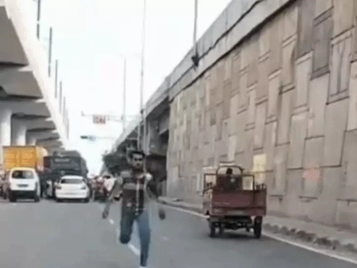 फरीदाबाद में छात्रा की कार पर हमला, दौड़कर आया नौजवान बोनट पर चढ़ा, तोड़ दिया कार का शीशा