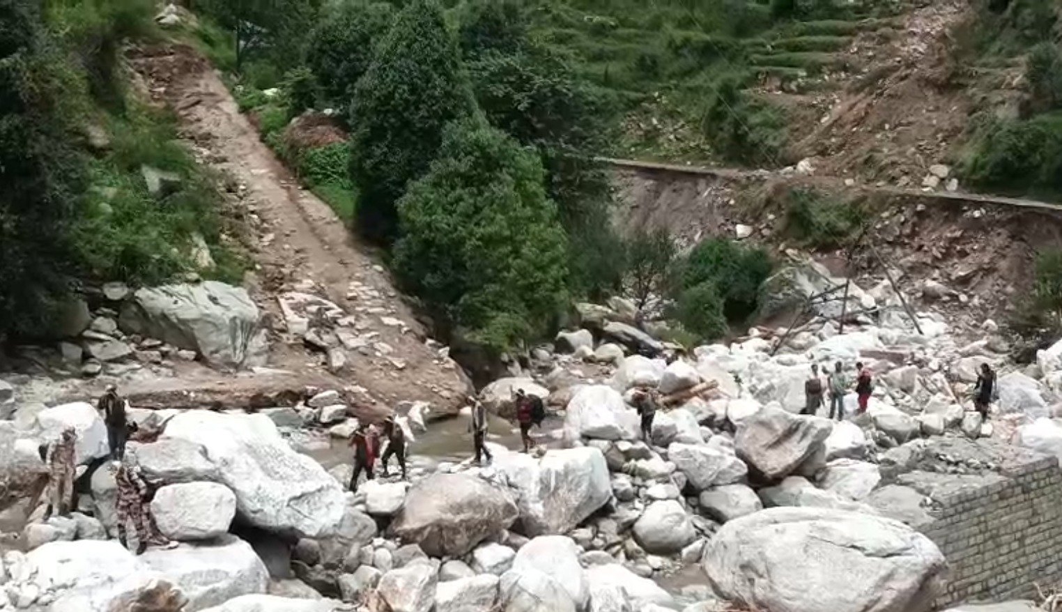 मंडी के सराज में फंसे पंजाब, हरियाणा, अन्य राज्यों के 63 पर्यटकों की करवाई गई सुरक्षित घर वापसी, सैलानियों ने राज्य सरकार की की सराहना