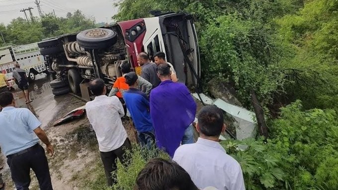 हिमाचल के नालागढ़ में रोडवेज की बस पलटी,  18 यात्री घायल, 2 की हालत गंभीर
