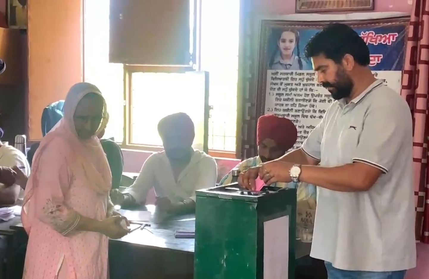 ਜ਼ਿਲ੍ਹਾ ਗੁਰਦਾਸਪੁਰ `ਚ 6 ਸਰਪੰਚਾਂ ਅਤੇ 26 ਪੰਚਾਂ ਦੀ ਉਪ ਚੋਣ ਲਈ ਪੋਲਿੰਗ ਜਾਰੀ