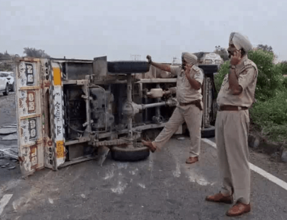 Punjab: ਜਲੰਧਰ ‘ਚ ਹਾਈਵੇਅ ‘ਤੇ ਮਾਰਬਲ ਨਾਲ ਭਰਿਆ ਪਿਕਅੱਪ ਪਲਟਿਆ: 3 ਲੋਕਾਂ ਦੀ ਮੌਤ, ਤਿੰਨ ਜ਼ਖਮੀ