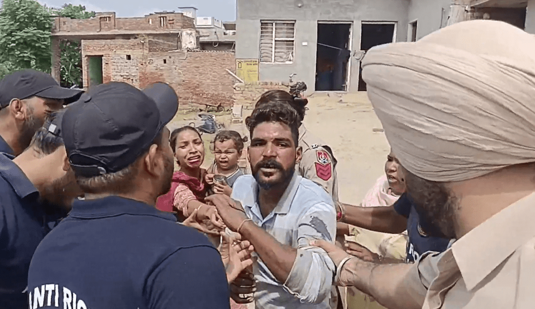 Punjab: ਪਿੰਡ ਕਲੌਦੀ (ਸੰਗਰੂਰ) ‘ਚ ਤਣਾਅਪੂਰਨ ਮਾਹੌਲ – ਸਾਬਕਾ ਸਰਪੰਚ ਤੇ ਮੌਜੂਦਾ ਸਰਪੰਚ ‘ਚ ਵਿਵਾਦ