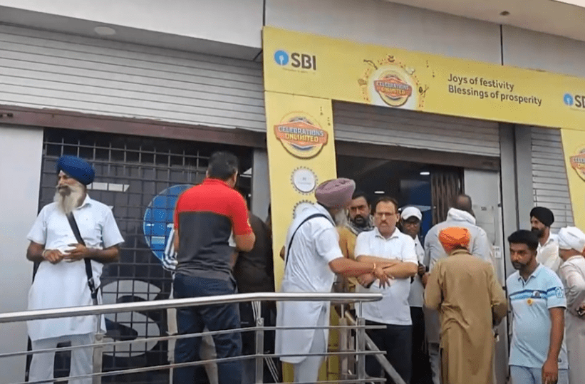 Watch Now: SBI ਬੈਂਕ ਦੀ ਸਾਦਿਕ ਬ੍ਰਾਂਚ ‘ਚ ਕਰੋੜਾਂ ਦੀ ਘਪਲੇਬਾਜ਼ੀ ਦਾ ਭਾਂਡਾ ਫੁੱਟਿਆ…