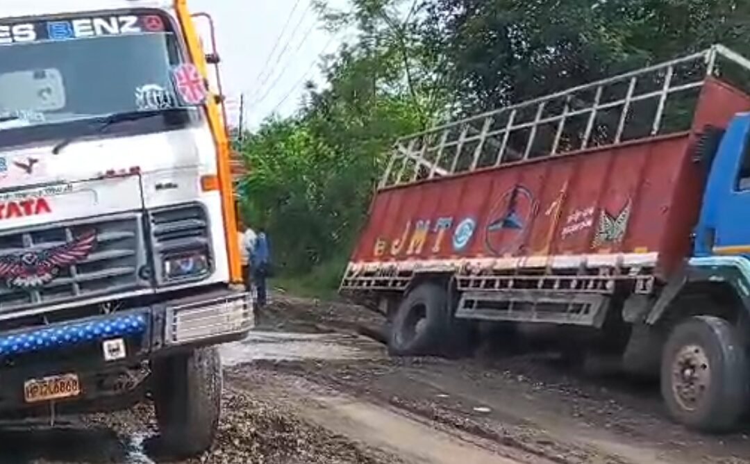 शिमला में भारी बारिश से सड़क पर आए मिट्टी के मलबे में दो ट्रक फंसे, मनाली-लेह NH बंद और 5 जिलों में यलो अलर्ट