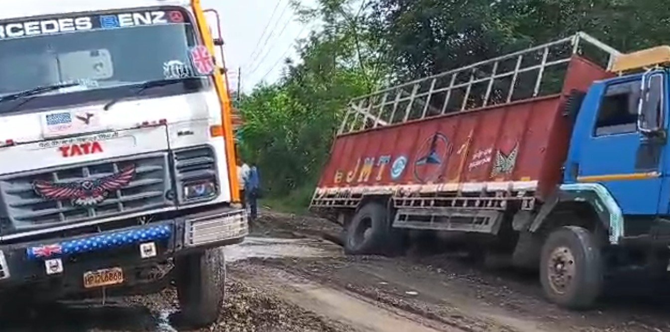 शिमला में भारी बारिश से सड़क पर आए मिट्टी के मलबे में दो ट्रक फंसे, मनाली-लेह NH बंद और 5 जिलों में यलो अलर्ट