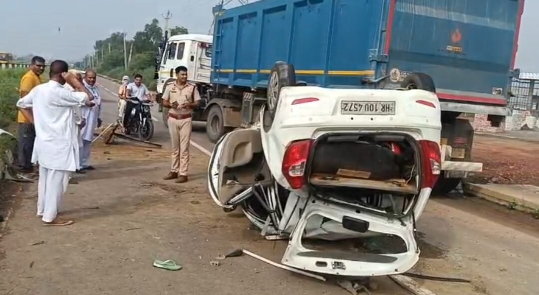 सोनीपत में CET परीक्षार्थी की कार पलटी, 8 महीने की बच्ची घायल, रेलिंग को तोड़ते हुए सर्विस लेन पर जाकर पलटी कार