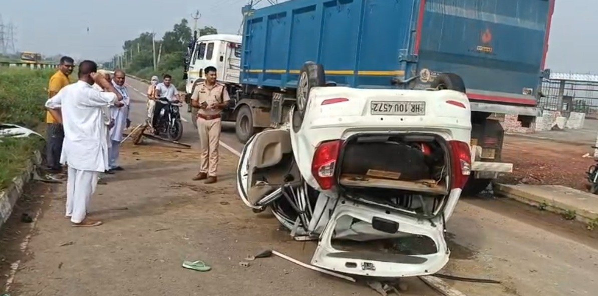 सोनीपत में CET परीक्षार्थी की कार पलटी, 8 महीने की बच्ची घायल, रेलिंग को तोड़ते हुए सर्विस लेन पर जाकर पलटी कार