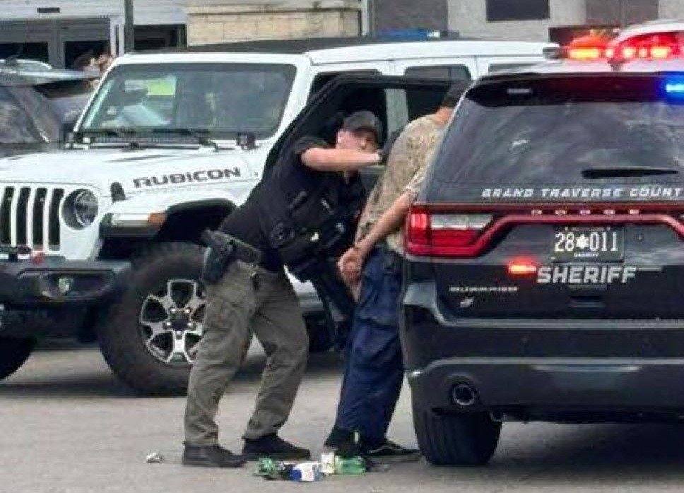 अमेरिका के मिशिगन में खूनी खेल! वॉलमार्ट में 11 लोगों पर चाकू से हमला, पुलिस ने संदिग्ध को किया अरेस्ट