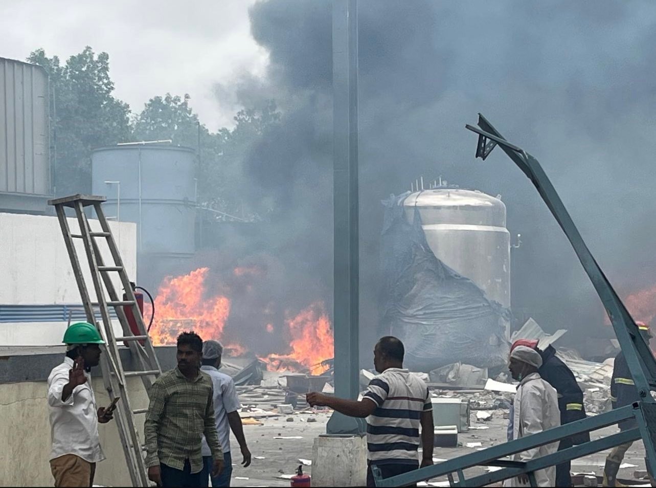 तेलंगाना की दवा फैक्ट्री ब्लास्ट में लापता अपनों की तलाश जारी, अब तक 34 की मौत, रेस्क्यू जारी