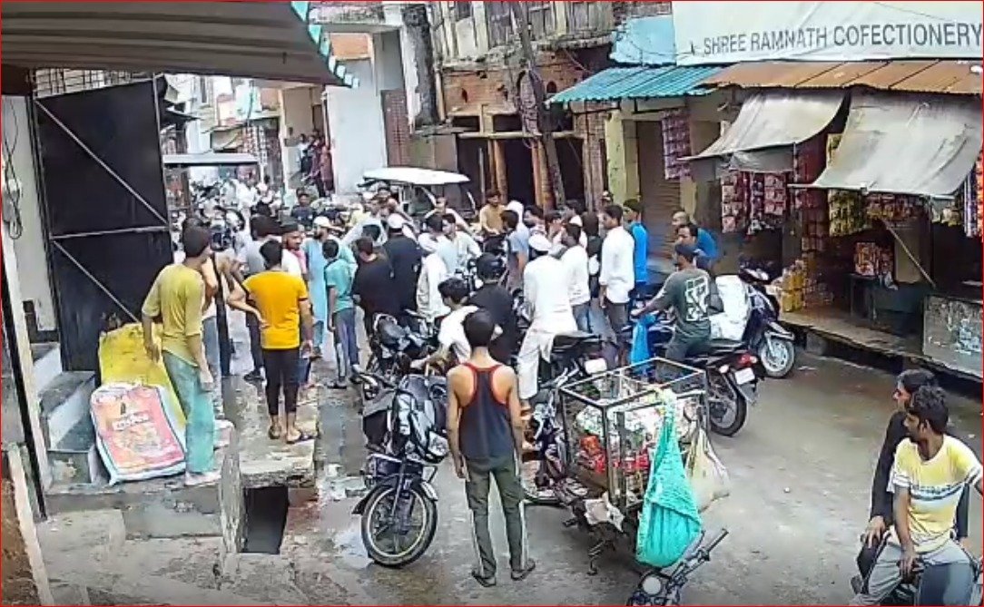 बैटरी चोरी करने वाले चोर की बेरहमी से मारपीट, प्लास्टिक के पाइप से करते शख्स की वीडियो वायरल