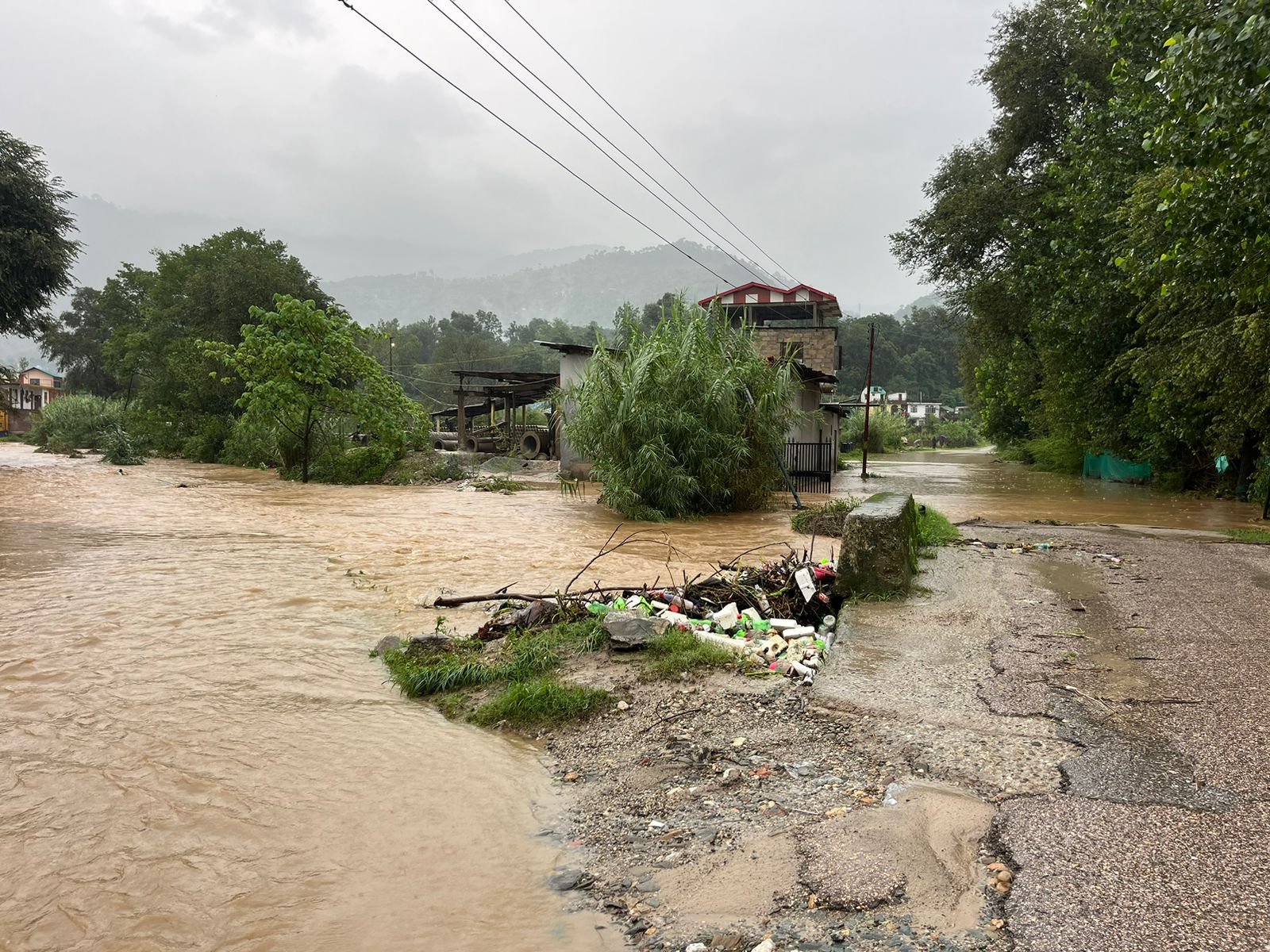 ਹਿਮਾਚਲ ਦੇ ਮੰਡੀ ਵਿੱਚ ਬੱਦਲ ਫਟਣ ਨਾਲ ਤਬਾਹੀ; ਤਿੰਨ ਮੌਤਾਂ, 30 ਲਾਪਤਾ…