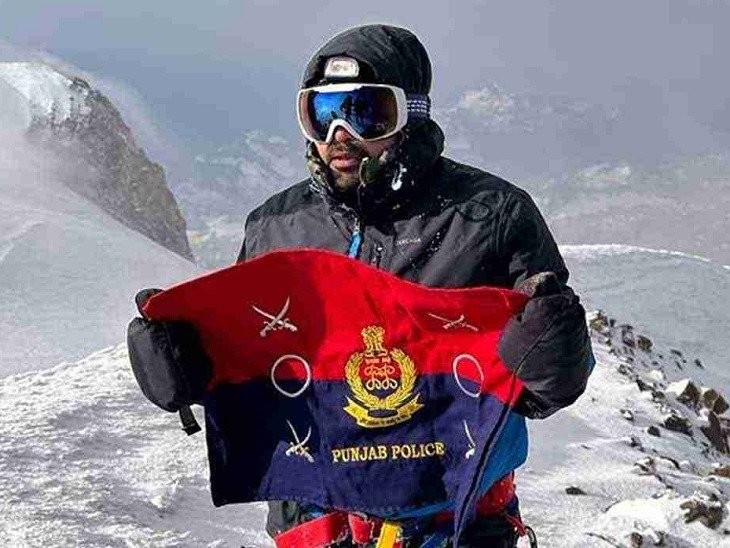 6,080 ਮੀਟਰ ਉੱਚੀ ‘ਸ਼ਿੰਕੁਨ ਈਸਟ’ ਚੋਟੀ ਤੋਂ ਪੰਜਾਬ ਪੁਲਿਸ ਦੇ ਐਸ.ਪੀ. ਗੁਰਜੋਤ ਸਿੰਘ ਕਲੇਰ ਵੱਲੋਂ “ਯੁੱਧ ਨਸ਼ਿਆਂ ਵਿਰੁੱਧ” ਦਾ ਸੰਦੇਸ਼