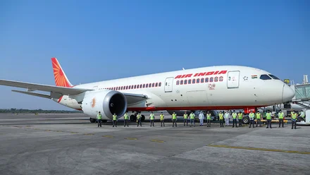 ਦਿੱਲੀ ਤੋਂ ਇੰਦੌਰ ਜਾ ਰਹੀ ਏਅਰ ਇੰਡੀਆ ਦੀ ਫਲਾਈਟ ਦੇ ਇੰਜਣ ਵਿੱਚ ਅੱਗ ਲੱਗੀ , ਪਾਇਲਟ ਦੀ ਸੂਝ-ਬੂਝ ਕਾਰਨ ਵੱਡਾ ਹਾਦਸਾ ਟਲਿਆ