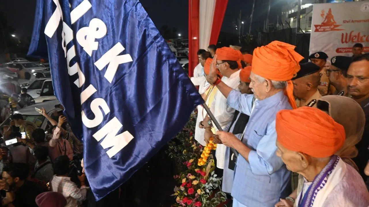 ਅਮਰਨਾਥ ਯਾਤਰਾ ਦਾ ਪਹਿਲਾ ਜੱਥਾ ਜੰਮੂ ਤੋਂ ਰਵਾਨਾ, ਇਸ ਵਾਰ ਯਾਤਰਾ ਪਿਛਲੀਆਂ ਯਾਤਰਾਵਾਂ ਨਾਲੋਂ ਬਿਹਤਰ ਹੋਵੇਗੀ: LG ਸਿਨਹਾ