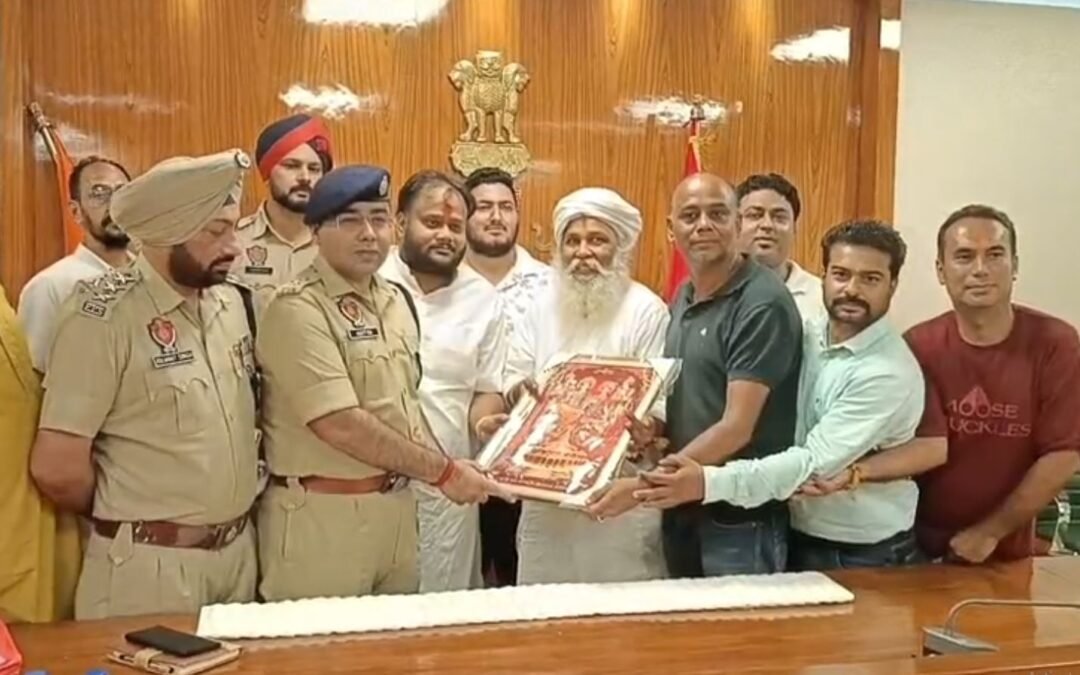 ਮੰਦਿਰ ਦੇ ‘ਚ ਹੋਈ 19 ਲੱਖ ਦੀ ਚੋਰੀ ਦਾ ਮਾਮਲਾ ਪੁਲਿਸ ਨੇ 18 ਘੰਟਿਆਂ ਦੇ ‘ਚ ਸੁਲਝਾਇਆ, ਪੁਜਾਰੀ ਵੱਲੋਂ ਵਿਸ਼ੇਸ਼ ਸਨਮਾਨ