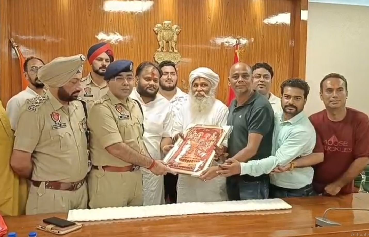 ਮੰਦਿਰ ਦੇ ‘ਚ ਹੋਈ 19 ਲੱਖ ਦੀ ਚੋਰੀ ਦਾ ਮਾਮਲਾ ਪੁਲਿਸ ਨੇ 18 ਘੰਟਿਆਂ ਦੇ ‘ਚ ਸੁਲਝਾਇਆ, ਪੁਜਾਰੀ ਵੱਲੋਂ ਵਿਸ਼ੇਸ਼ ਸਨਮਾਨ