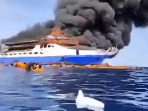 Breaking News: ਇੰਡੋਨੇਸ਼ੀਆ ਵਿੱਚ ਯਾਤਰੀ ਜਹਾਜ਼ ਨੂੰ ਲੱਗੀ ਅੱਗ, ਲੋਕਾਂ ਨੇ ਸਮੁੰਦਰ ਵਿੱਚ ਲਾਈ ਛਾਲ – 3 ਦੀ ਹੋਈ ਮੌਤ
