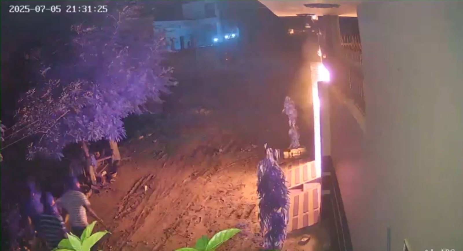 ਅਣਪਛਾਤੇ ਬਦਮਾਸ਼ਾਂ ਨੇ ਪੈਟਰੋਲ ਬੰਬ ਨਾਲ ਘਰ ਤੇ ਕੀਤਾ ਹਮਲਾ, ਘਟਨਾ CCTV ‘ਚ ਹੋਈ ਕੈਦ