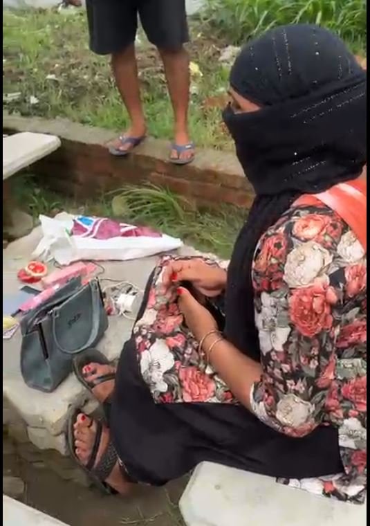 ਪਿੰਡ ਵਾਲਿਆਂ ਨੇ ਔਰਤ ਨੂੰ ਸ਼ਰੇਆਮ ਚਿੱਟਾ ਵੇਚਦੇ ਕੀਤਾ ਕਾਬੂ, ਸੂਚਿਤ ਕਰ ਕੀਤਾ ਪੁਲਿਸ ਹਵਾਲੇ