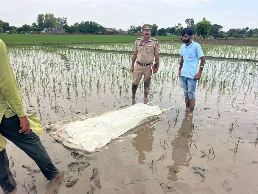ਖੇਤਾਂ ‘ਚੋਂ ਮਿਲੀ ਲੜਕੀ ਦੀ ਲਾਸ਼,ਇਲਾਕੇ ‘ਚ ਫ਼ੈਲੀ ਸਨਸਨੀ, ਪਰਿਵਾਰ ਨੇ ਪੁਲਿਸ ਦੀ ਢਿੱਲ੍ਹੀ ਕਾਰਜੁਗਾਰੀ ‘ਤੇ ਉਠਾਏ ਸਵਾਲ