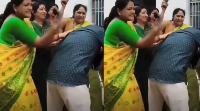 ਨੌਜਵਾਨ ਦਾ ਚੱਪਲਾਂ ‘ਤੇ ਸੈਂਡਲ ਨਾਲ ਚਾੜ੍ਹਿਆ ਕੁਟਾਪਾ, ਕਾਫ਼ੀ ਸਮੇਂ ਤੋਂ ਭਾਜਪਾ ਨੇਤਾ ਨੂੰ ਤੰਗ ਕਰ ਰਿਹਾ ਸੀ ਪਰੇਸ਼ਾਨ