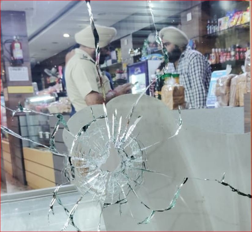 ਗੈਂਗਸਟਰਾਂ ਨੇ ਬੇਕਰੀ ਮਾਲਕ ਨੂੰ ਬਣਾਇਆ ਨਿਸ਼ਾਨਾ, ਚਲਾਈਆਂ ਗੋਲੀਆਂ, ਇਲਾਕੇ ‘ਚ ਸਹਿਮ ਦਾ ਮਾਹੌਲ