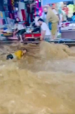 ਫੜੋ, ਫੜੋ… ਅਜਮੇਰ ਦਰਗਾਹ ‘ਚ ਸੜਕ ‘ਤੇ ਭਿਆਨਕ ਹੜ੍ਹ, ਤੇਜ਼ ਵਹਾਅ ‘ਚ ਰੁੜੇ ਨੌਜਵਾਨ ਨਾਲ ਦੇਖੋ ਕੀ ਹੋਇਆ….