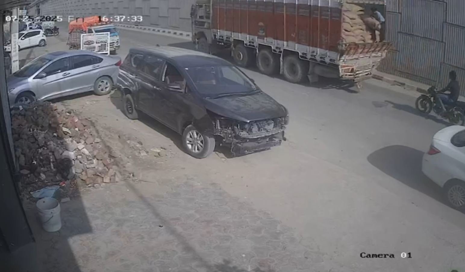 ਚੱਲਦੇ ਟਰੱਕ ‘ਚੋਂ ਕੀਤੀ ਚੋਰੀ, ਆਹ ਦੇਖੋ ਜੁਗਾੜੂ ਚੋਰ, ਖਤਰੇ ‘ਚ ਪਾਈ ਆਪਣੀ ਜਾਨ