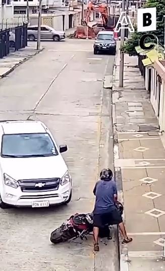 ਔਰਤ ਤੋਂ ਬੈਗ ਖੋਹ ਕੇ ਭੱਜ ਰਹੇ ਲੁਟੇਰੇ ਨੂੰ ਕਾਰ ਸਵਾਰ ਨੇ ਇੰਝ ਸਿਖਾਇਆ ਸਬਕ…. ਵੀਡੀਓ ਹੋਈ ਵਾਇਰਲ