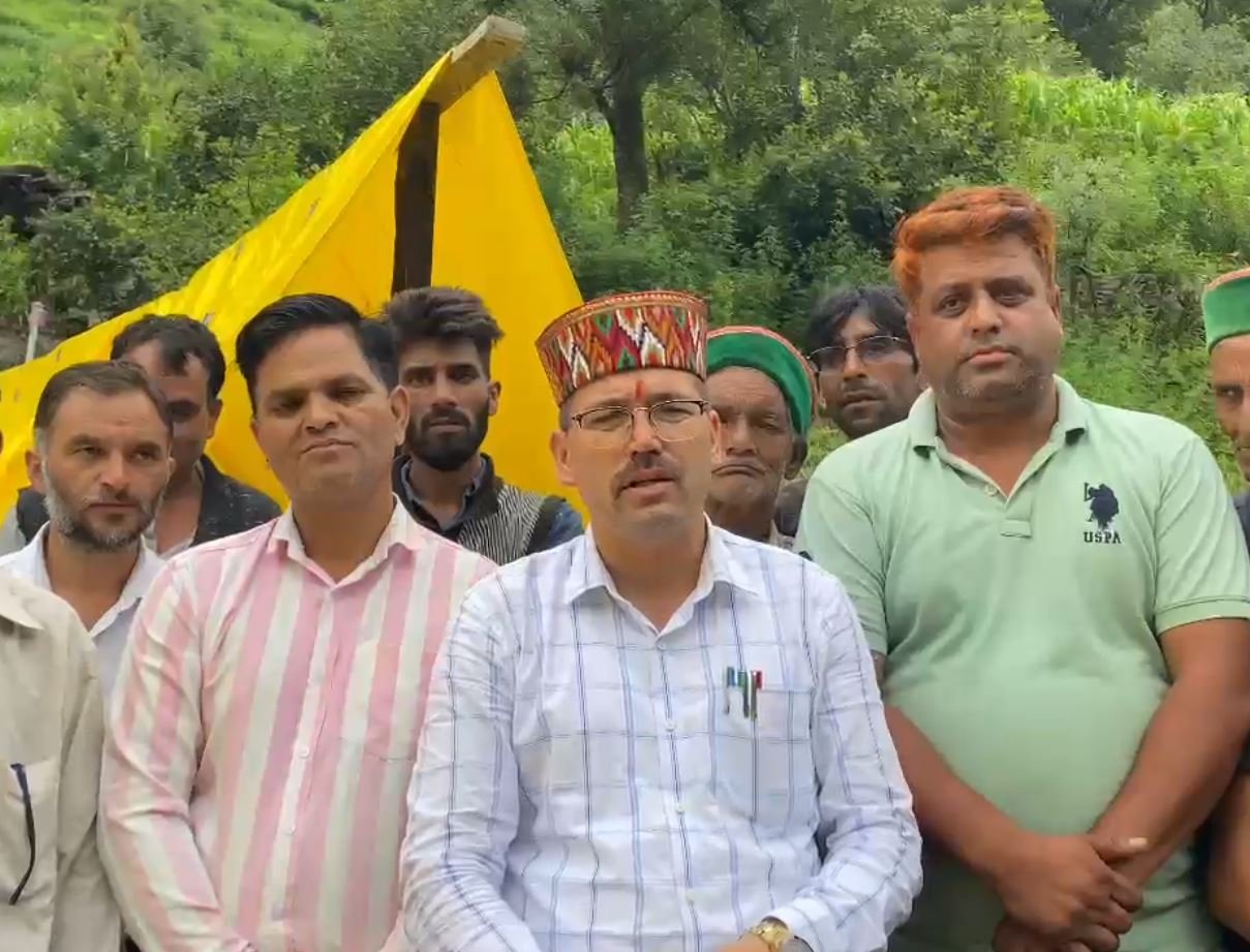 ਦਰਮੇਹਰਾ ਪਿੰਡ ਵਿੱਚ ਖਿਸਕੀ ਜ਼ਮੀਨ, ਵਿਧਾਇਕ ਸੁਰੇਂਦਰ ਸ਼ੌਰੀ ਨੇ ਕੀਤਾ ਦੌਰਾ, ਪ੍ਰਸ਼ਾਸਨਿਕ ਲਾਪਰਵਾਹੀ ‘ਤੇ ਪ੍ਰਗਟਾਈ ਨਾਰਾਜ਼ਗੀ