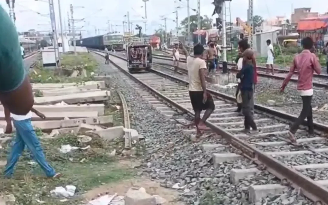 Bihar News: ਸ਼ਰਾਬ ਦੇ ਨਸ਼ੇ ਵਿੱਚ ਡਰਾਈਵਰ ਨੇ ਰੇਲਵੇ ਟਰੈਕ ‘ਤੇ ਚਲਾਉਣਾ ਸ਼ੁਰੂ ਕਰ ਦਿੱਤਾ ਆਟੋ , ਜਾਣੋ ਅੱਗੇ ਕੀ ਹੋਇਆ
