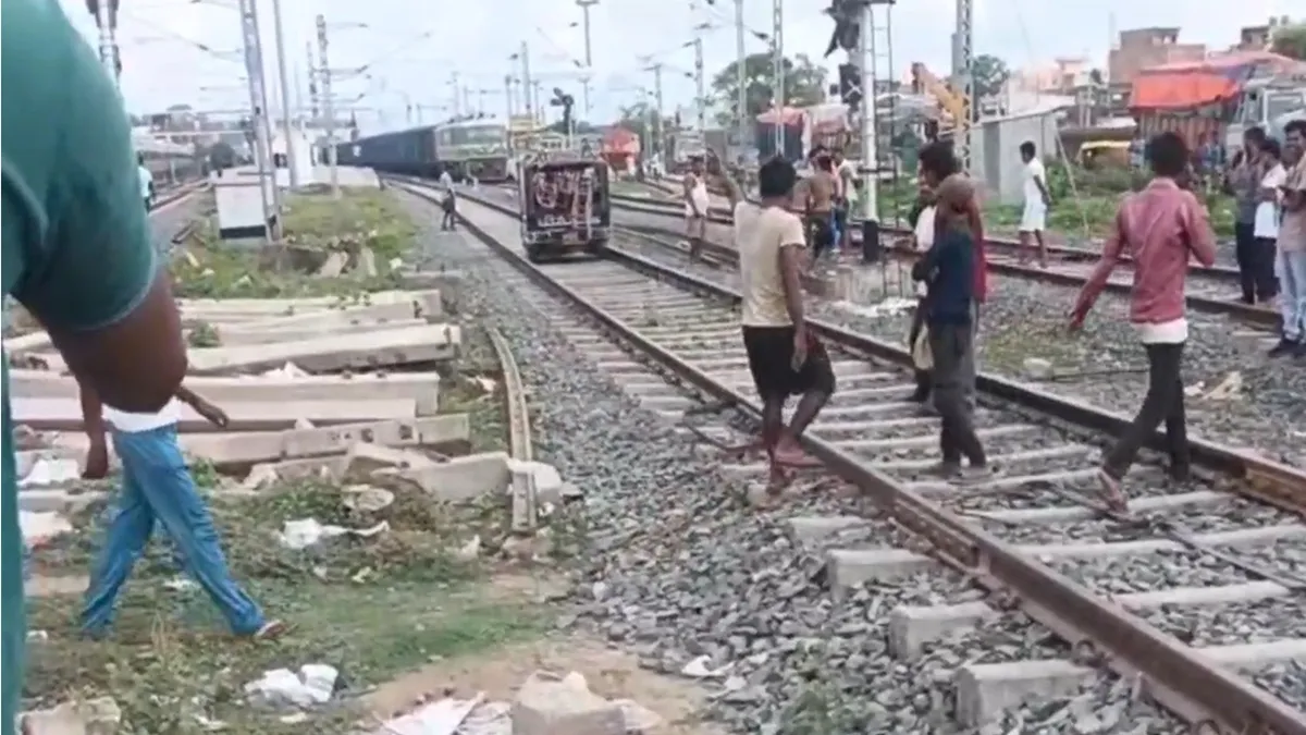 Bihar News: ਸ਼ਰਾਬ ਦੇ ਨਸ਼ੇ ਵਿੱਚ ਡਰਾਈਵਰ ਨੇ ਰੇਲਵੇ ਟਰੈਕ ‘ਤੇ ਚਲਾਉਣਾ ਸ਼ੁਰੂ ਕਰ ਦਿੱਤਾ ਆਟੋ , ਜਾਣੋ ਅੱਗੇ ਕੀ ਹੋਇਆ