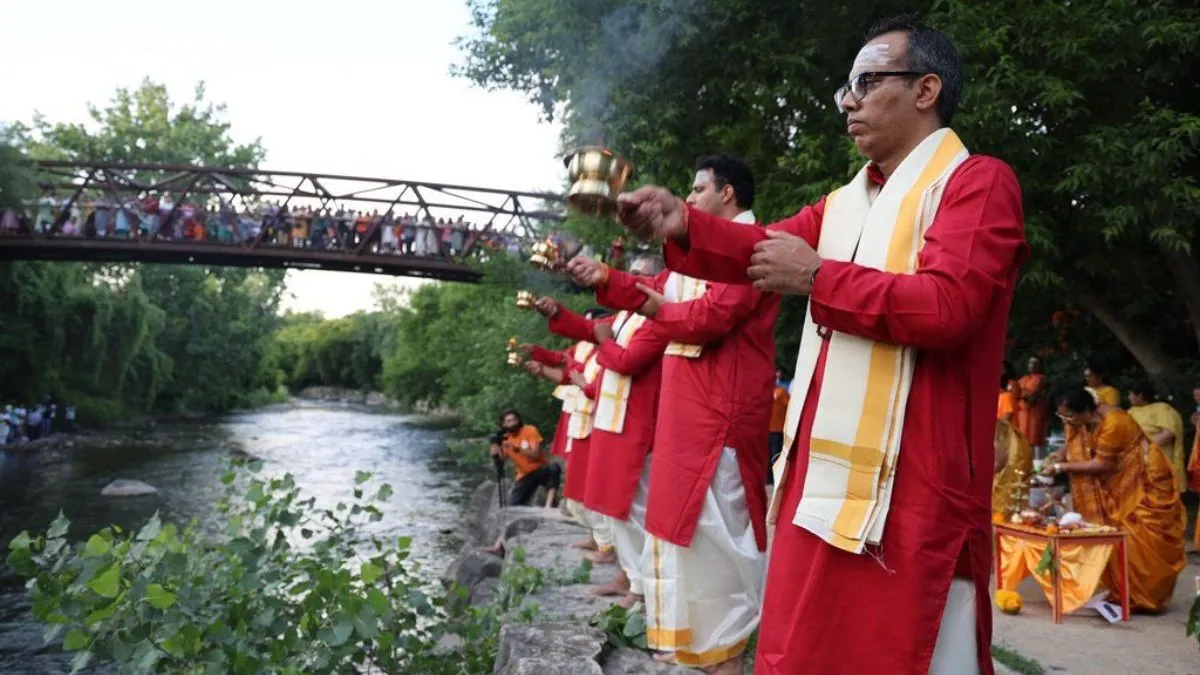 ਕੈਨੇਡਾ ਵਿੱਚ ਨਦੀ ਦੇ ਕੰਢੇ ਭਾਰਤੀਆਂ ਨੇ ਕੀਤੀ ਗੰਗਾ ਆਰਤੀ,ਡੀਓਜ਼ ਸੋਸ਼ਲ ਮੀਡੀਆ ‘ਤੇ ਵਾਇਰਲ ਹੋਈ