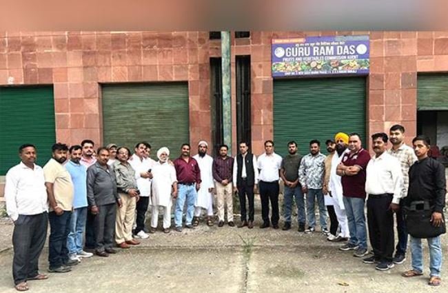 ਮੰਡੀ ਬੋਰਡ ਨੇ ਫੇਜ਼-11 ਸਥਿਤ ਮੁੱਖ ਸਬਜ਼ੀ ਅਤੇ ਫ਼ਲ ਮੰਡੀ ਵਿੱਚ 15 ਦੁਕਾਨਾਂ ਅਲਾਟੀਆਂ ਨੂੰ ਸੌਂਪੀਆਂ – ਚੇਅਰਮੈਨ ਗੋਵਿੰਦਰ ਮਿੱਤਲ