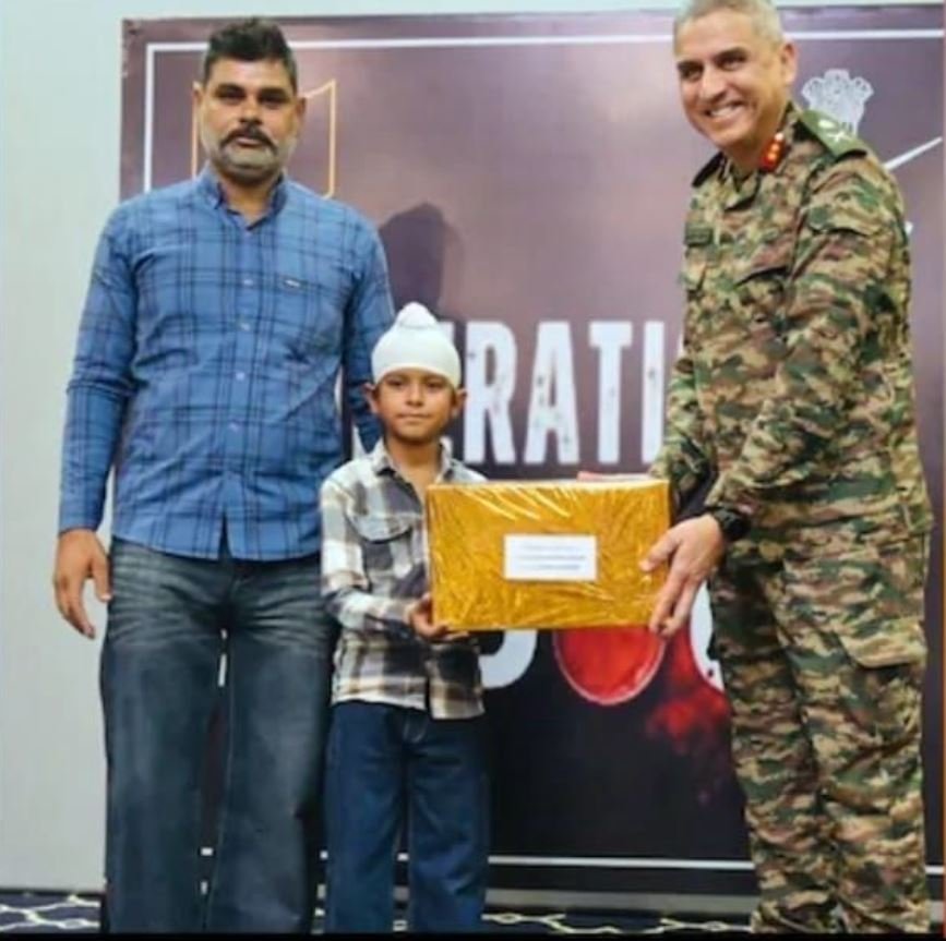 ਆਪ੍ਰੇਸ਼ਨ ਸਿੰਦੂਰ ਦੇ ਸਭ ਤੋਂ ਘੱਟ ਉਮਰ ਦੇ 10 ਸਾਲਾ ਸ਼ਰਵਣ ਸਿੰਘ ਨੂੰ ਸਿਵਲੀਅਨ ਯੋਧੇ ਵਜੋਂ ਕੀਤਾ ਗਿਆ ਸਨਮਾਨਿਤ