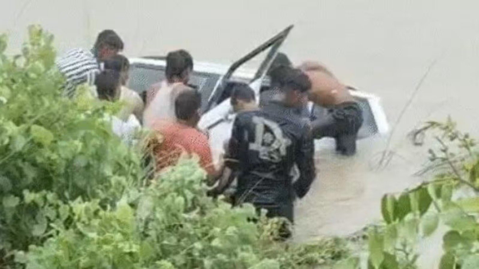 यूपी में बड़ा हादसा, नहर में बोलेरो गिरने से 11 लोगों की मौत, मृतकों में 9 लोग एक ही परिवार के