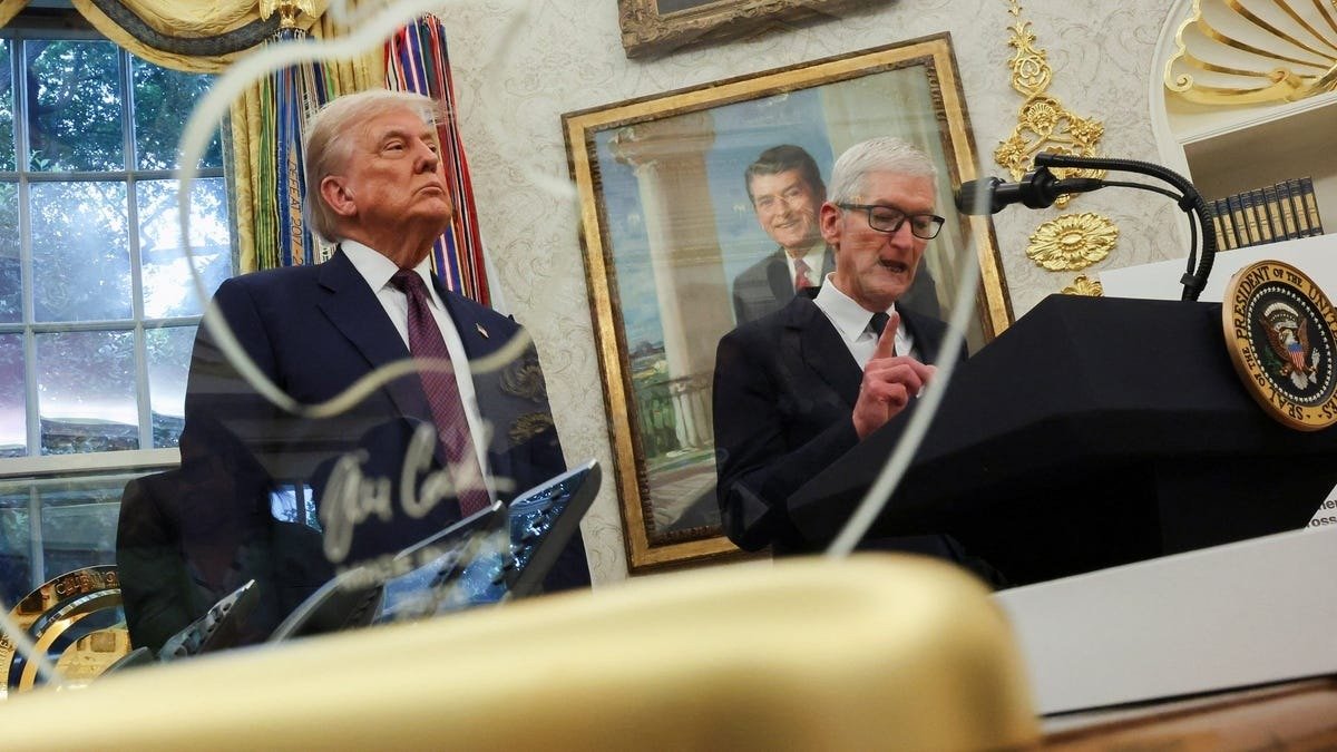 24 ਕੈਰੇਟ ਦਾ ਸੋਨਾ ਦੇਖ ਖੁਸ਼ ਹੋਏ ਟਰੰਪ ! Apple ਦੇ CEO Tim Cook ਨੇ ਤੋਹਫ਼ੇ ‘ਚ ਦਿੱਤਾ ‘Made in USA’ ਲਿਖਿਆ Gold Glass, ਕੀਮਤ ਜਾਣ ਉੱਡ ਜਾਣਗੇ ਹੋਸ਼