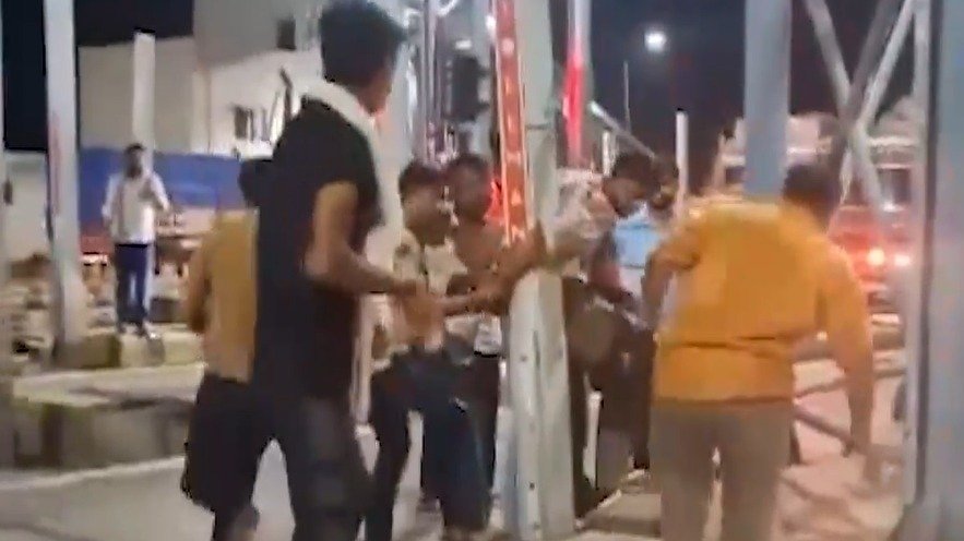 ਮੇਰਠ ਟੋਲ ਪਲਾਜ਼ਾ ‘ਤੇ ਫੌਜ ਦੇ ਜਵਾਨ ਦੀ ਕੁੱਟਮਾਰ, ਟੋਲ ਕਰਮਚਾਰੀਆਂ ਨੇ ਡੰਡੇ-ਸੋਟਿਆਂ ਨਾਲ ਬੁਰੀ ਤਰ੍ਹਾਂ ਕੀਤੀ ਕੁੱਟਮਾਰ – ਦੇਖੋ ਵੀਡੀਓ