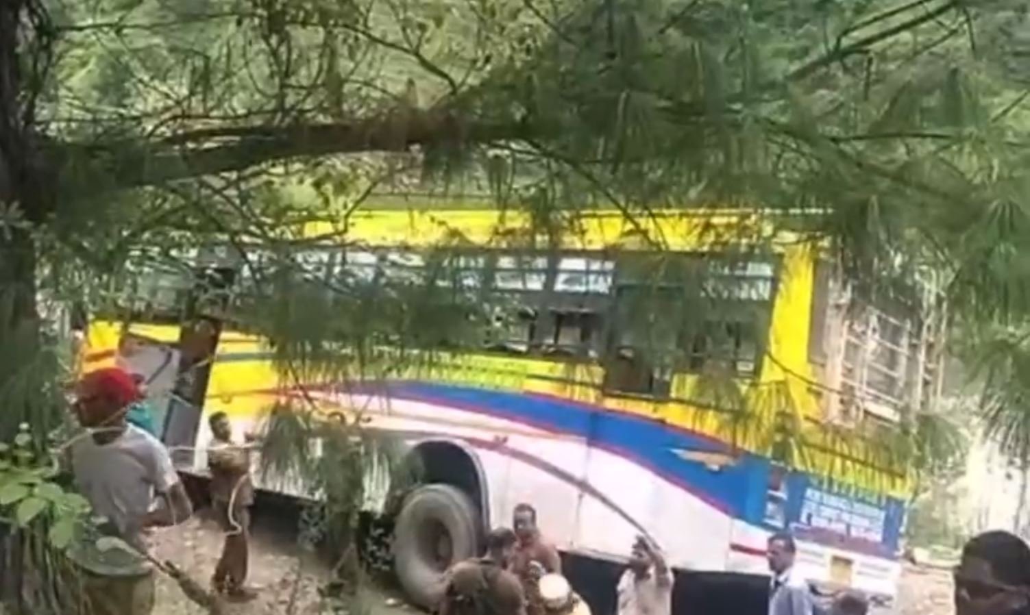 ਜ਼ਮੀਨ ਖਿਸਕਣ ਦੀ ਲਪੇਟ ‘ਚ ਆਈ HRTC ਵੋਲਵੋ ਬੱਸ, ਯਾਤਰੀਆਂ ਨੇ ਕੀਤਾ ਚੀਕ-ਚਿਹਾੜਾ