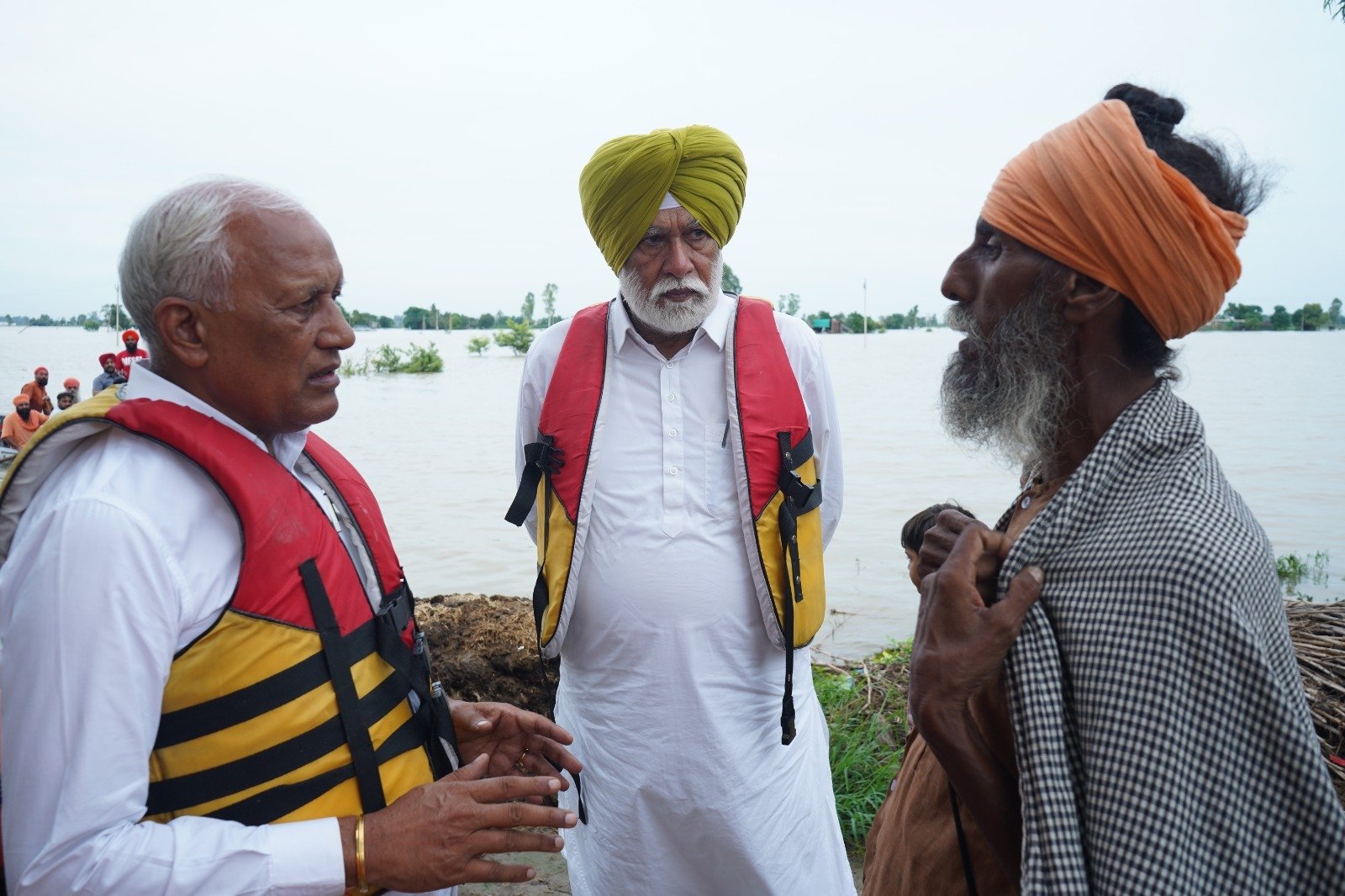 ਸੁਲਤਾਨਪੁਰ ਲੋਧੀ ਦੇ ਹੜ੍ਹ ਪ੍ਰਭਾਵਿਤ ਪਿੰਡਾਂ ‘ਚ ਪਹੁੰਚੇ ਮੰਤਰੀ ਬਰਿੰਦਰ ਕੁਮਾਰ ਗੋਇਲ, ਫਸਲਾਂ ਦੇ ਮੁਆਵਜ਼ੇ ਦਾ ਕੀਤਾ ਵਾਅਦਾ