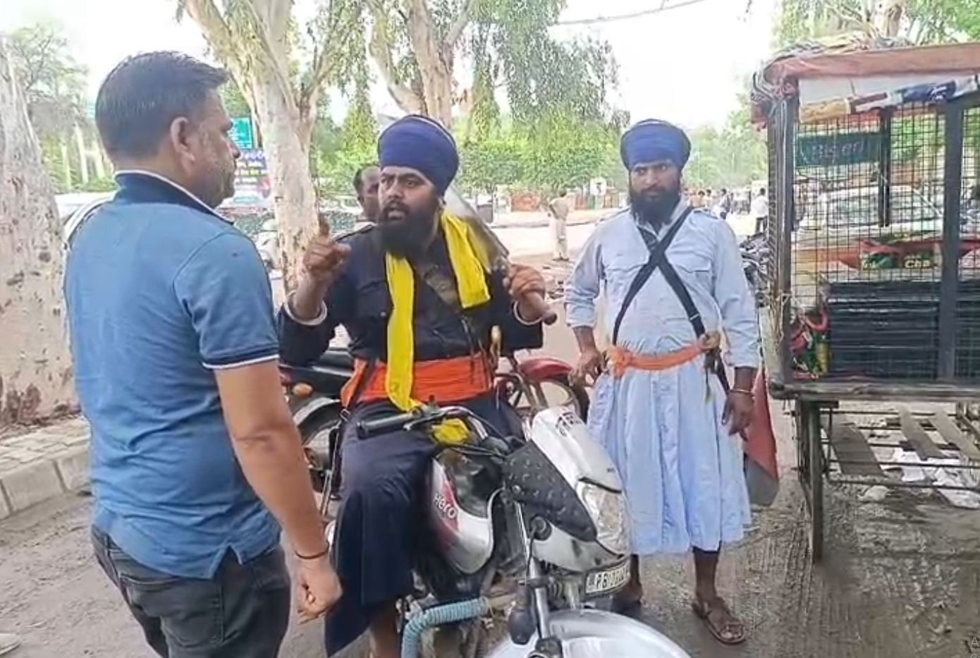 ਬੁੱਢਾ ਦਲ ਨਿਹੰਗ ਸਿੰਘਾਂ ਦੀ ਸਿੱਧੀ ਚੇਤਾਵਨੀ, ਪਾਬੰਧੀ ਵਾਲੀ ਥਾਂ ‘ਤੇ ਤੰਬਾਕੂ ਪਦਾਰਥਾਂ ਦਾ ਸੇਵਨ ਕਰਨ ਵਾਲਿਆਂ ਦਾ ਲੱਗੇਗਾ ਸੌਧਾ