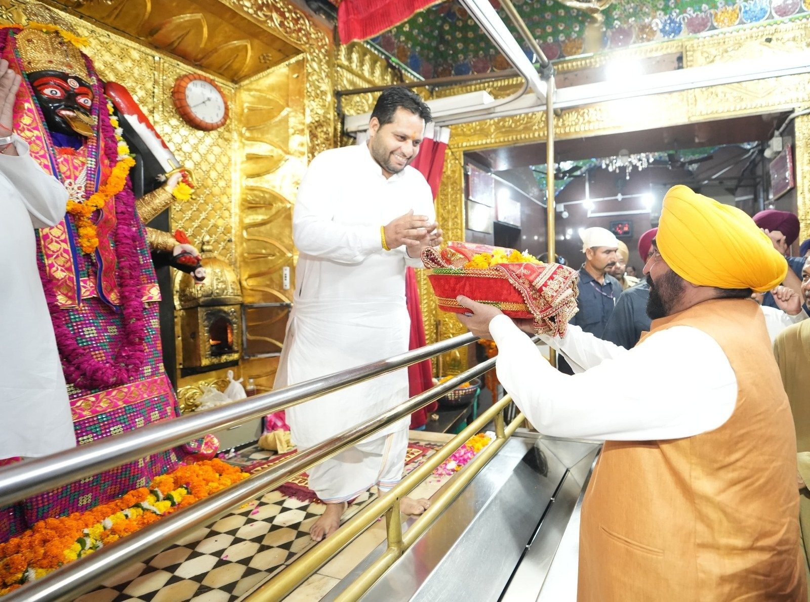 ਸ੍ਰੀ ਕਾਲੀ ਮਾਤਾ ਮੰਦਿਰ ‘ਚ ਨਤਮਸਤਕ ਹੋਏ CM ਮਾਨ, ਪੰਜਾਬ ਦੀ ਸ਼ਾਂਤੀ ਤੇ ਵਿਕਾਸ ਲਈ ਕੀਤੀ ਪ੍ਰਾਰਥਨਾ