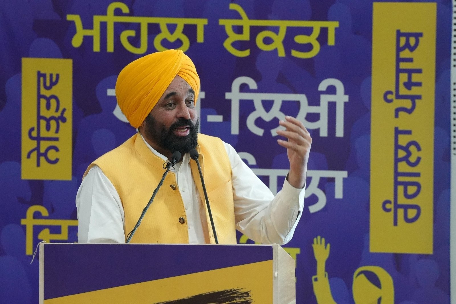 ਜਿਸ ਤਰ੍ਹਾਂ ਘਰ ਔਰਤਾਂ ਤੋਂ ਬਿਨਾਂ ਸਹੀ ਢੰਗ ਨਾਲ ਨਹੀਂ ਚੱਲ ਸਕਦਾ, ਉਸੇ ਤਰ੍ਹਾਂ ਦੇਸ਼ ਵੀ ਉਨ੍ਹਾਂ ਤੋਂ ਬਿਨਾਂ ਸਹੀ ਢੰਗ ਨਾਲ ਨਹੀਂ ਚੱਲ ਸਕਦਾ – ਭਗਵੰਤ ਮਾਨ ਜਿਸ ਤਰ੍ਹਾਂ ਘਰ ਔਰਤਾਂ ਤੋਂ ਬਿਨਾਂ ਸਹੀ ਢੰਗ ਨਾਲ ਨਹੀਂ ਚੱਲ ਸਕਦਾ, ਉਸੇ ਤਰ੍ਹਾਂ ਦੇਸ਼ ਵੀ ਉਨ੍ਹਾਂ ਤੋਂ ਬਿਨਾਂ ਸਹੀ ਢੰਗ ਨਾਲ ਨਹੀਂ ਚੱਲ ਸਕਦਾ – ਭਗਵੰਤ ਮਾਨ
