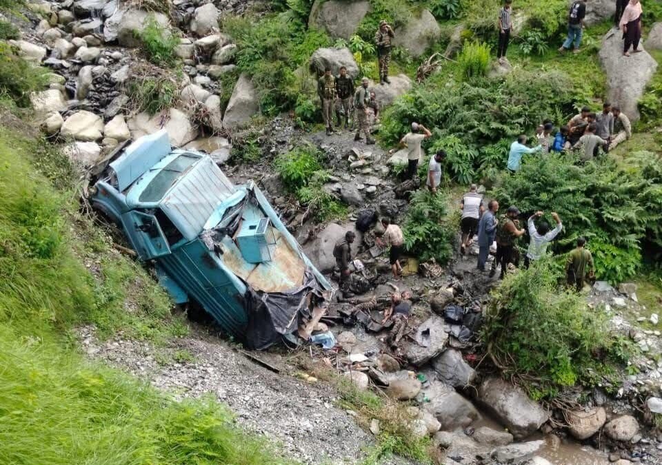 जम्मू कश्मीर के उधमपुर में बड़ा हादसा, खाई में गिरी CRPF जवानों से भरी बस, दो की मौत 12 घायल